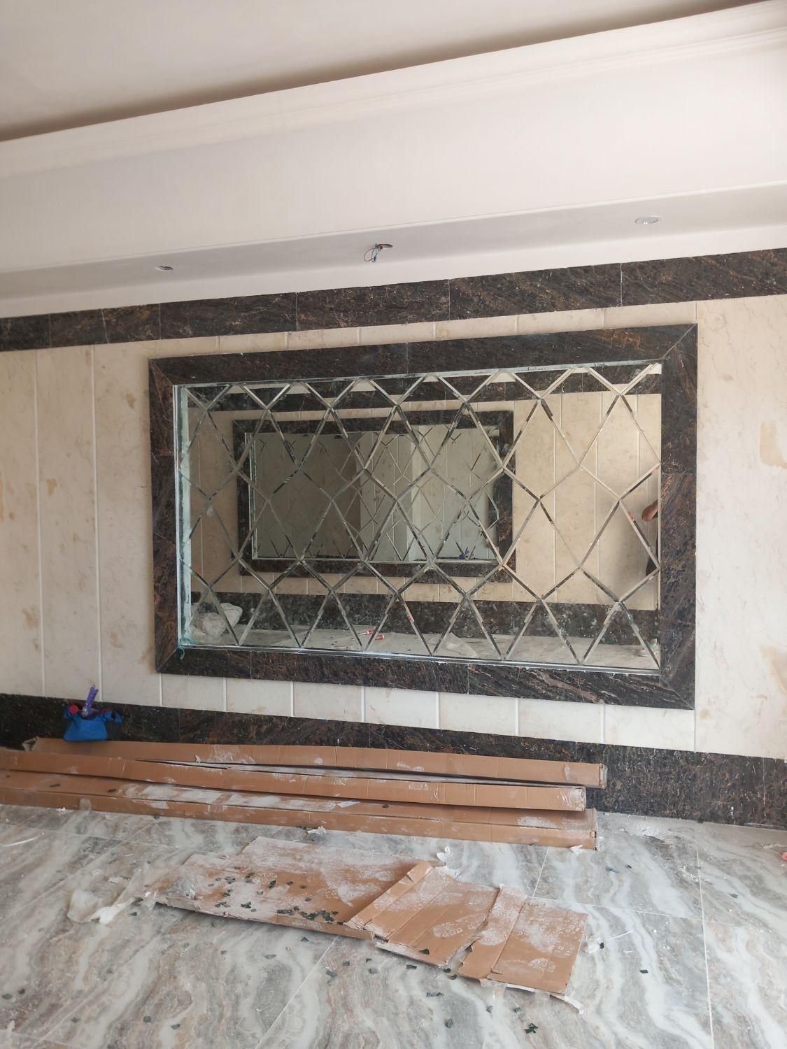 آ جورچین|آینه|فردیس, منظریه|دیوار