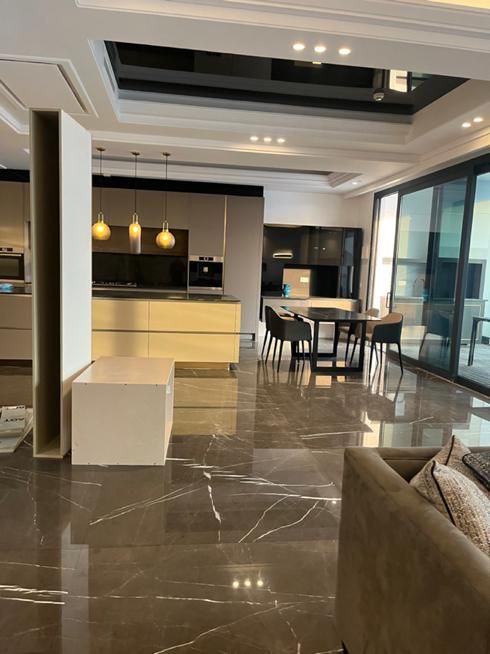 ۳۰۰متر برج مدرن با ویوو شهر و کوهستان