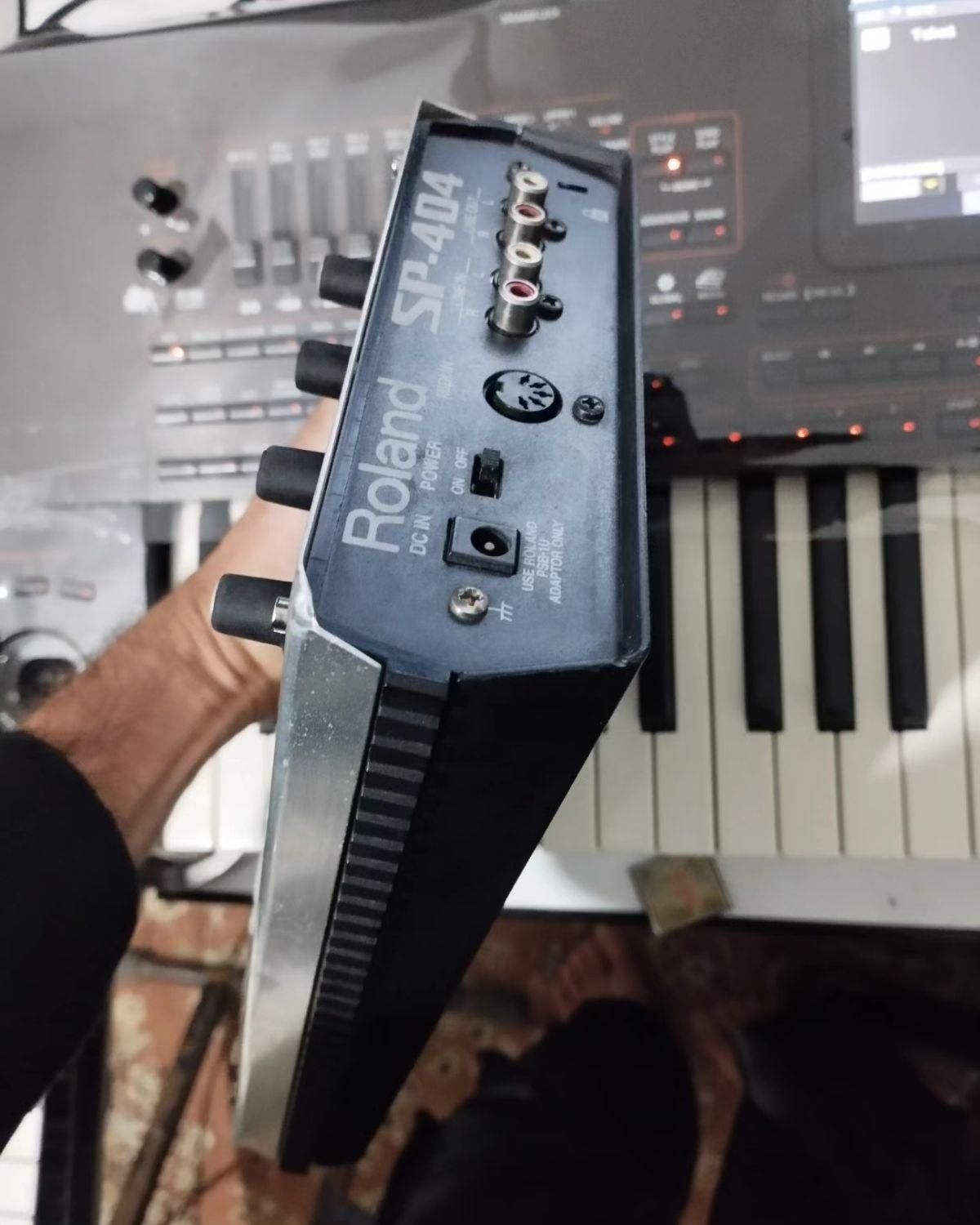 Roland404sp|گیتار، بیس، امپلیفایر|پیرانشهر, |دیوار
