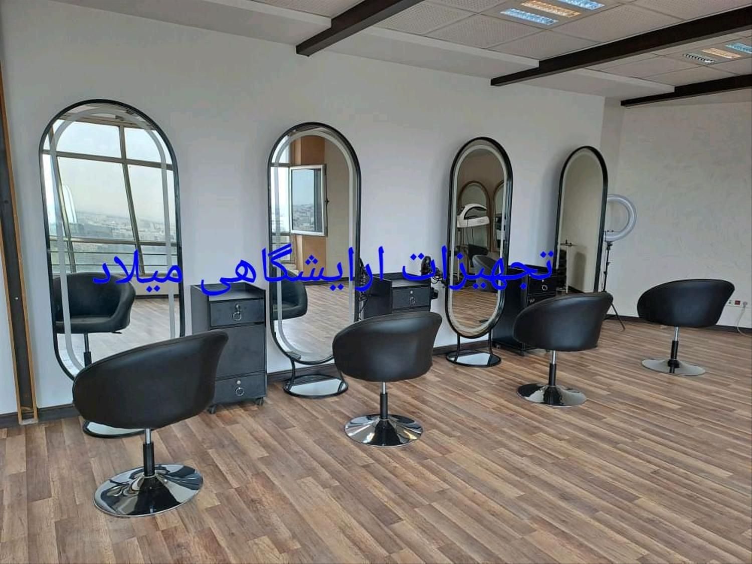 ترولی میکاپ سرشور میلاد میزناخن صندلی اصلاح )))|آرایشگاه و سالن‌های زیبایی|کرج, گلشهر|دیوار