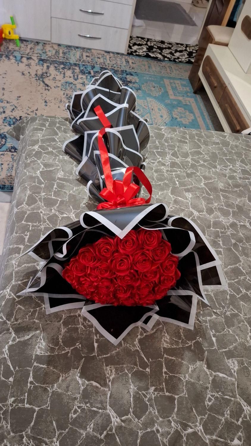 گل رز|گل مصنوعی|صحنه, |دیوار