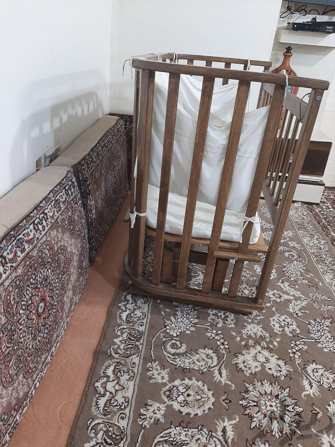تخت کنارمادرکاملا سالم همراه باتشک ولوازمش|تخت و صندلی بچه|تهران, شهرک ژاندارمری|دیوار