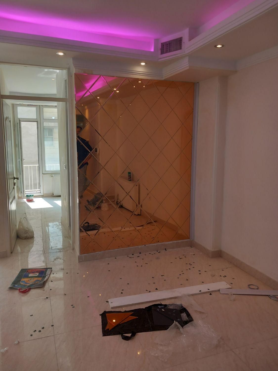 آ جورچین|آینه|فردیس, منظریه|دیوار