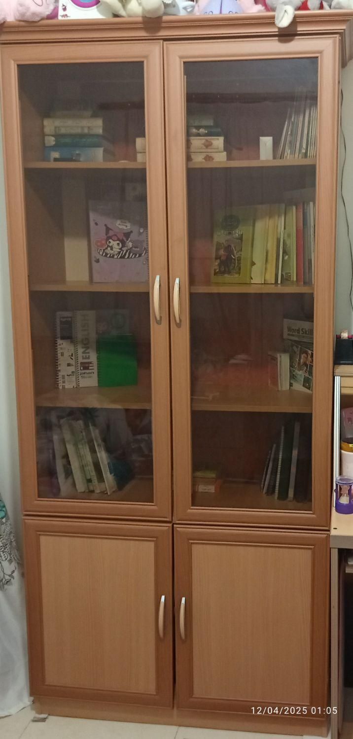 کتابخانه تمیز و مرتب بدونه خط و خش|کتابخانه، شلف، قفسه‌های دیواری|پرند, |دیوار