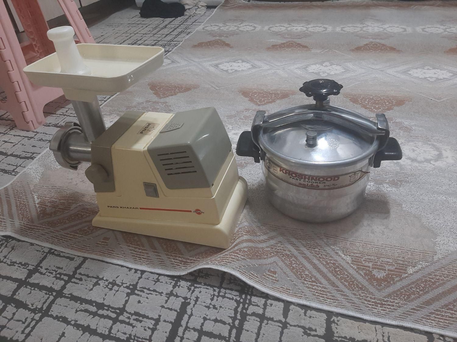 سلام یک عدد چرخ گوشت ویک عدد زودپز|ظروف پخت‌وپز|ساوه, |دیوار