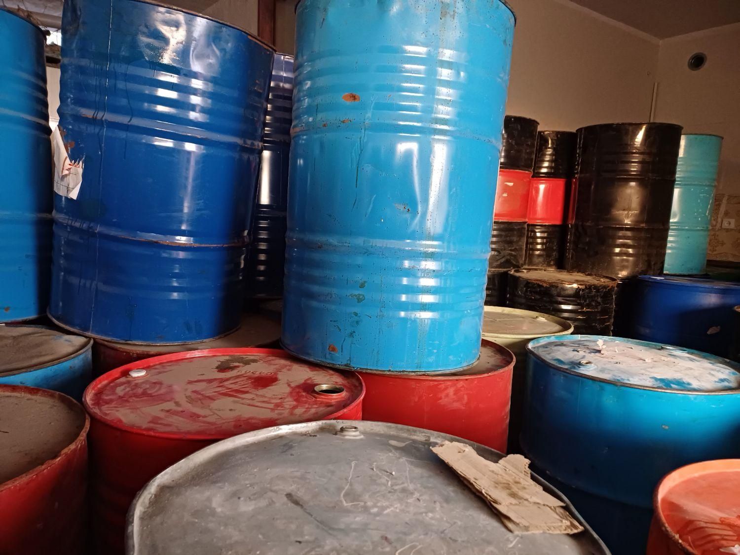 بشکه های پلاستیکی و فلزی ۲۲۰ تایی تخته الوار|ظروف نگهدارنده، پلاستیکی، یک‌بارمصرف|شیراز, شاه قلی بیگی|دیوار
