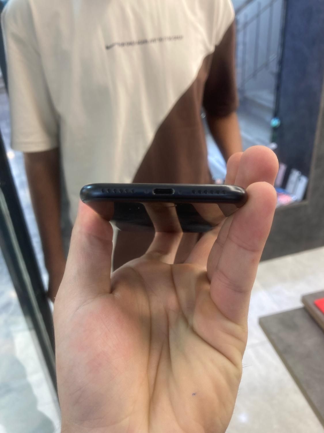 Iphone se (2020)|موبایل|اصفهان, باغ زرشک|دیوار