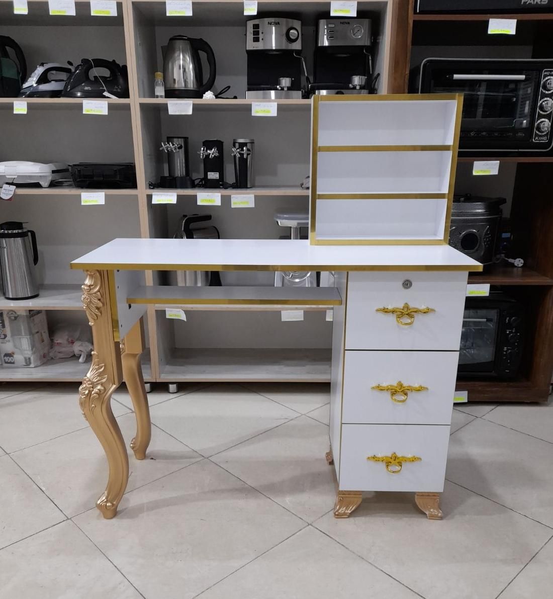 میز کاشت ناخن پایه گلدار طلایی * اثاث مارکت|آرایشگاه و سالن‌های زیبایی|سیرجان, |دیوار