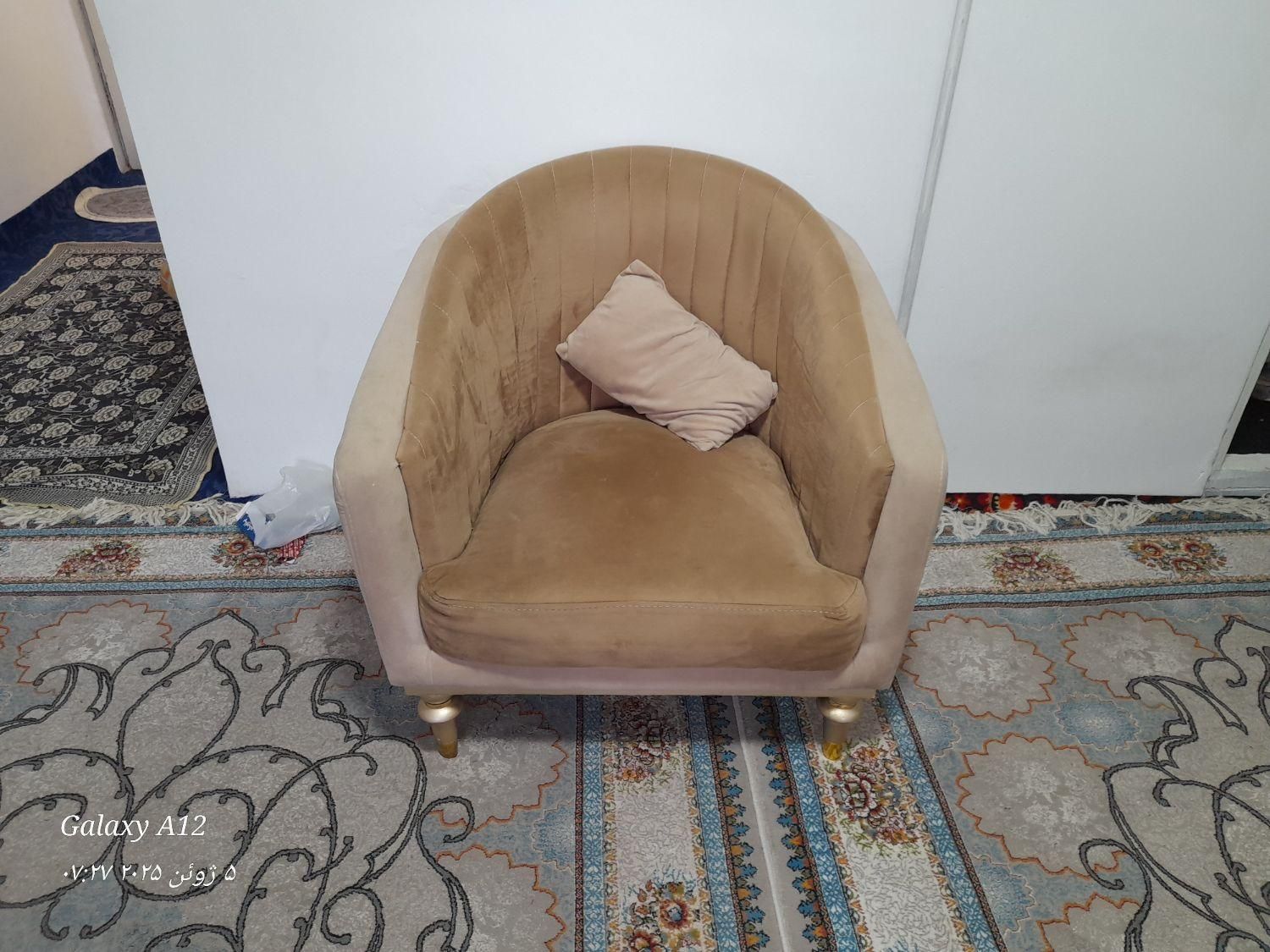 مبل پنج نفره سالم فقط ۳نفره یه خط خش خیلی کم|مبلمان خانگی و میز عسلی|رشت, سلیمانداراب|دیوار
