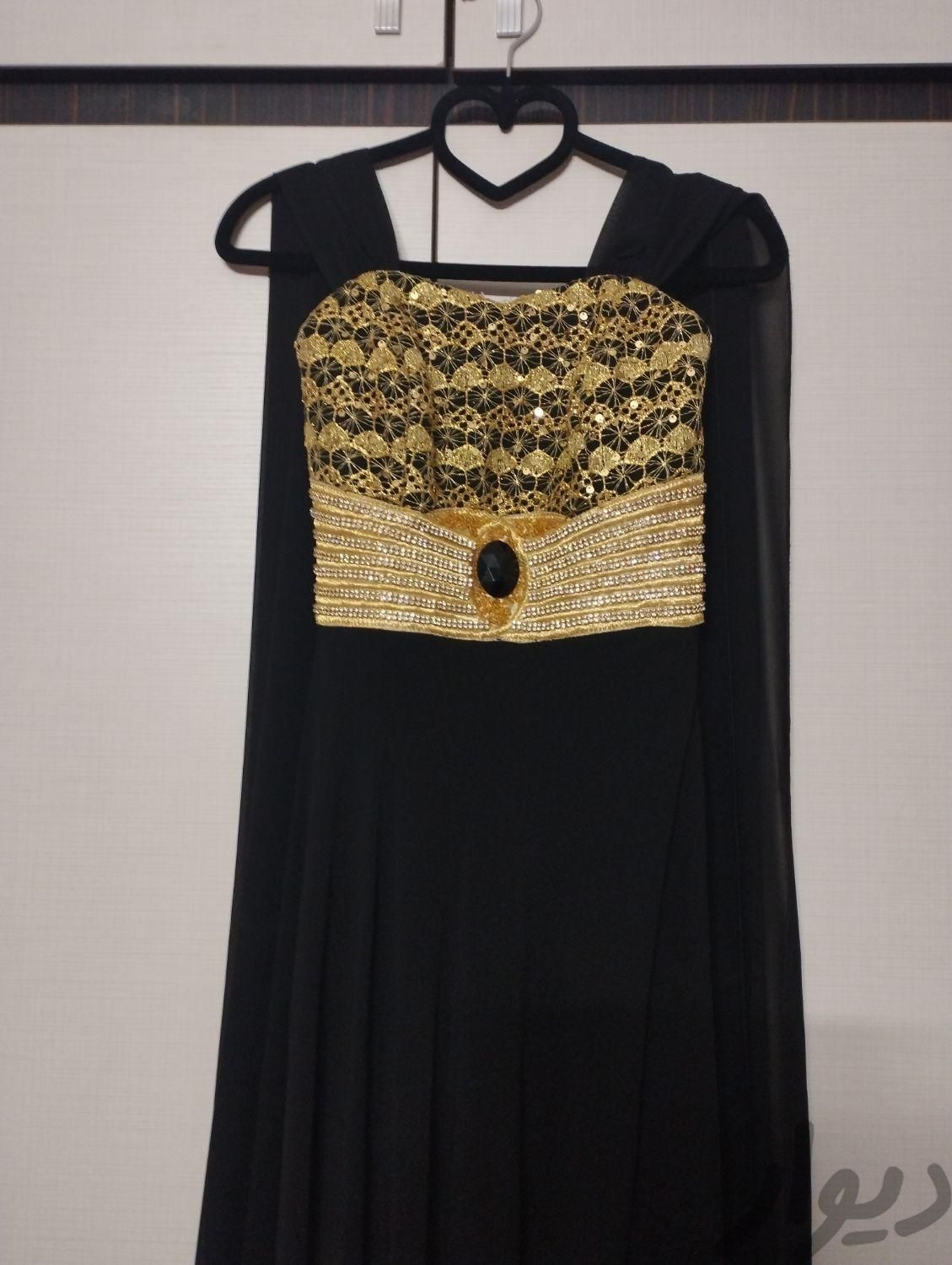 لباس مجلسی بلند مشکلی|لباس|اصفهان, نگارستان|دیوار