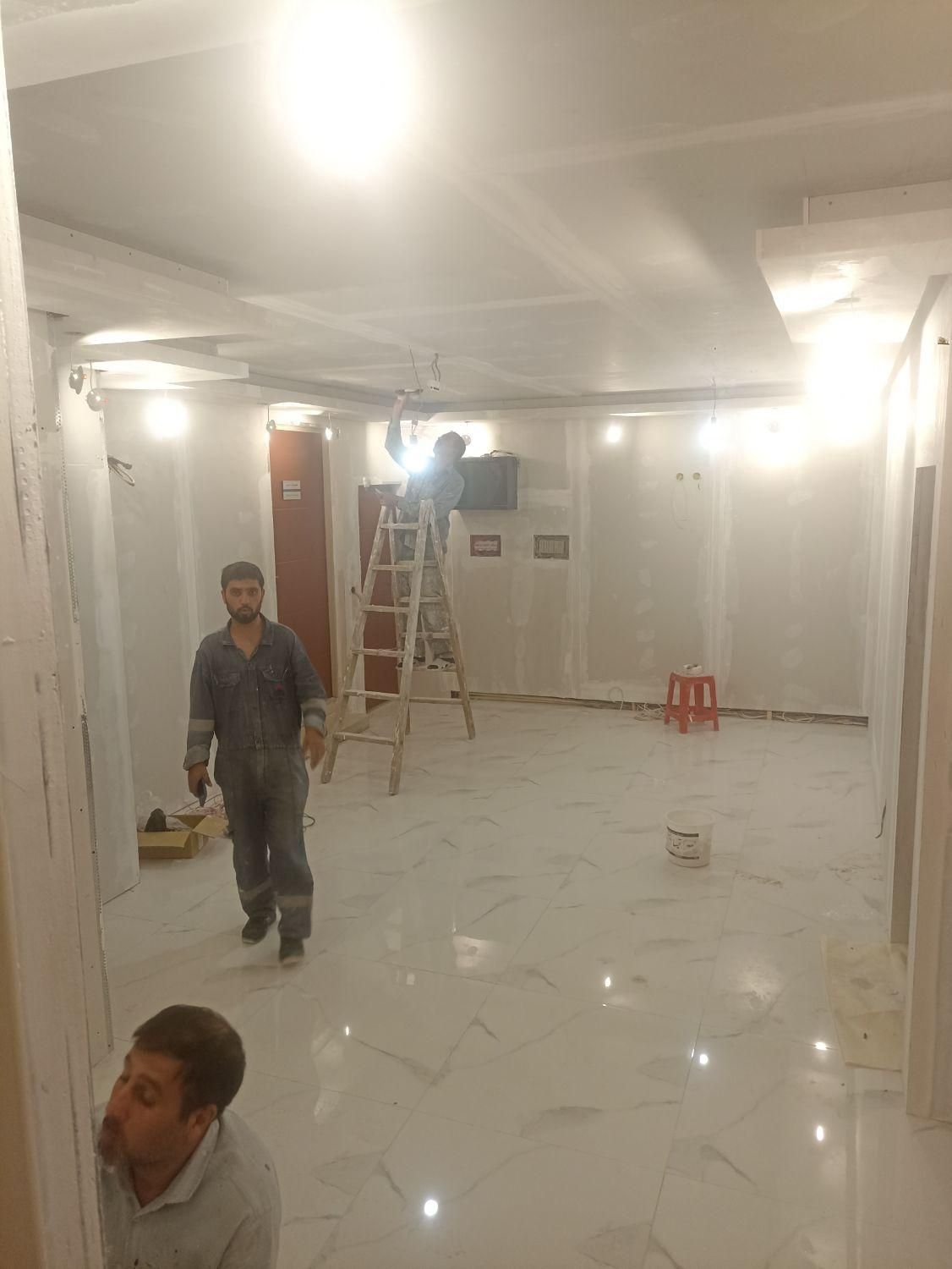برقکار ماهر و نیمه ماهر ساختمان نیازمندیم|استخدام معماری، عمران و ساختمانی|تهران, شهرآرا|دیوار