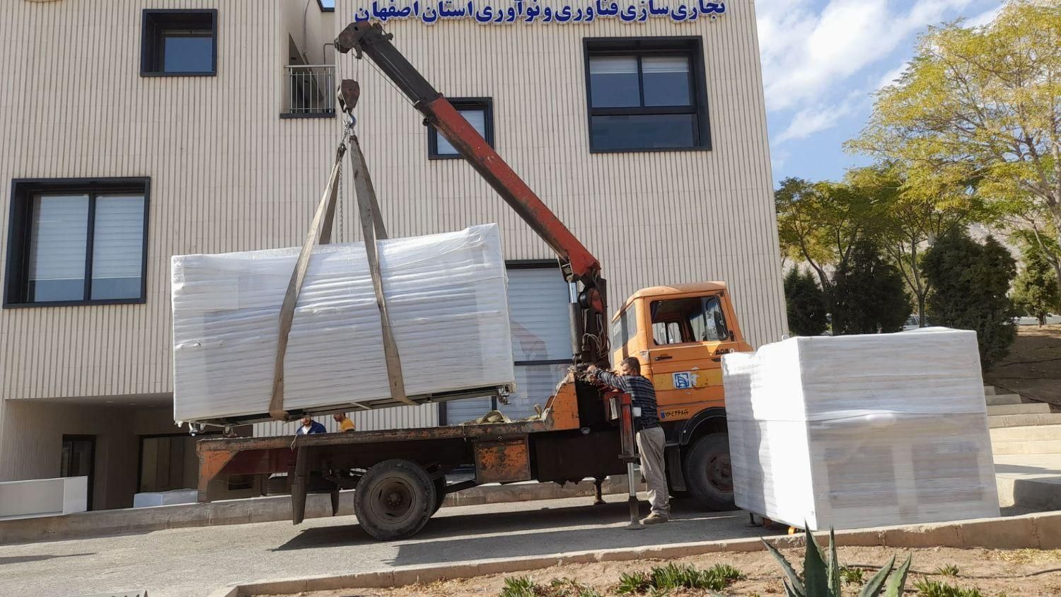 جرثقیل ۳ تن دکل ۱۲ متری (سبددار)|خدمات حمل و نقل|اصفهان, خانه اصفهان|دیوار