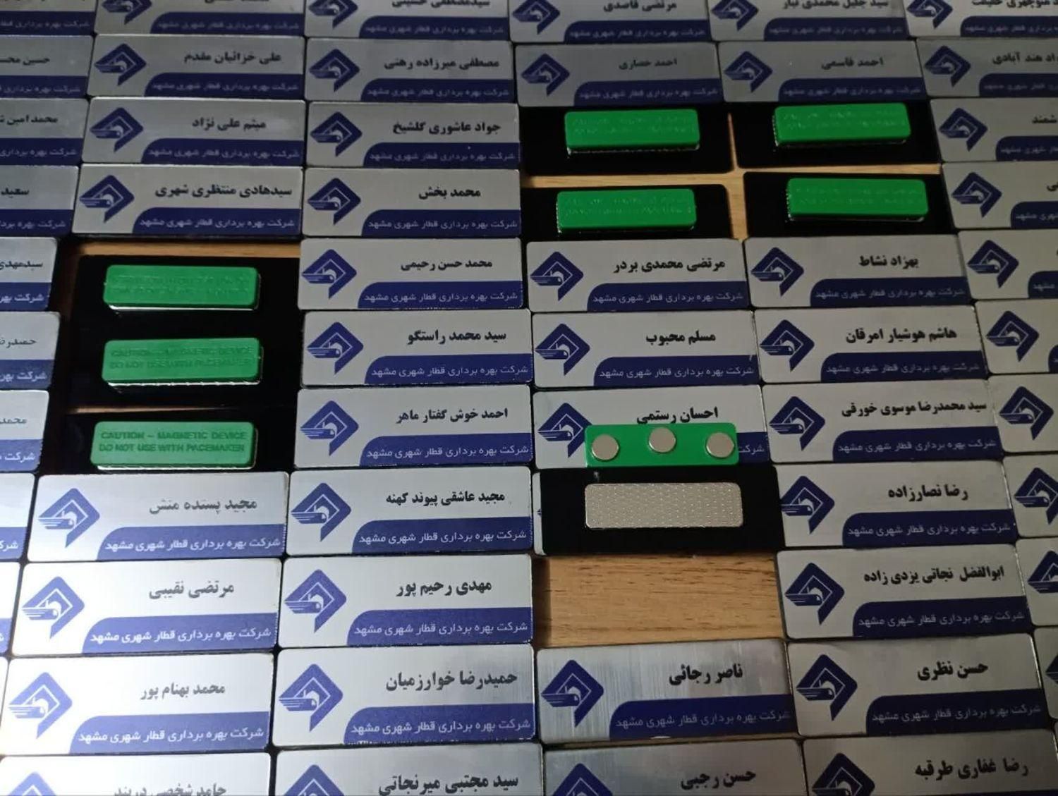 بج نشان سینه طلایی مات و براق + اتیکت مگنتی رزینی|عمده‌فروشی|مشهد, احمدآباد|دیوار