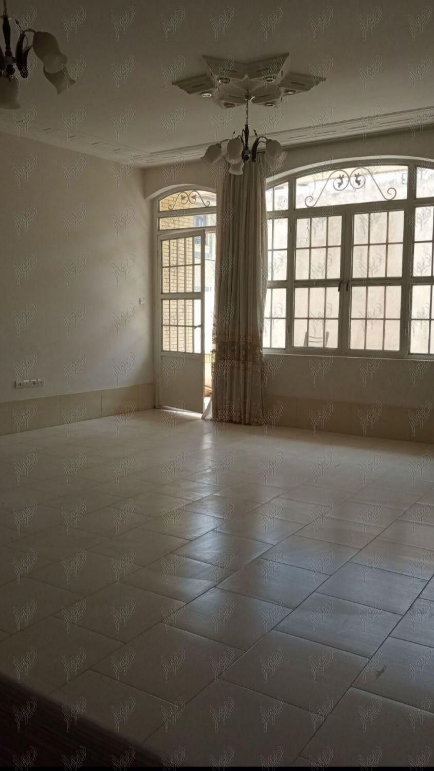 طبقه اول/بازسازی/بسیار تمیز/۲خواب/۱۲۵متر|اجارهٔ آپارتمان|شیراز, حسین‌آباد|دیوار
