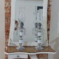 آینه و شمعدان سفید همراه با میز