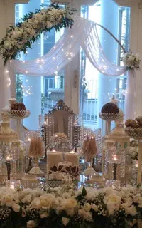 دیزاین سفره ی عقد بله برون گل آرایی و بادکنک ارایی