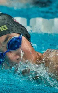 عینک و کلاه شنا