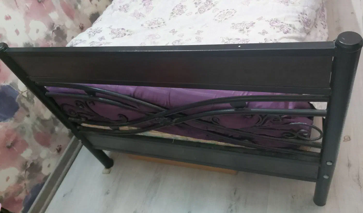 یک عدد تخت فلزی یک طبقه|تخت و سرویس خواب|مشهد, نیروی هوایی|دیوار