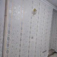 نقاش ساختمان و طرح کاغذ دیواری