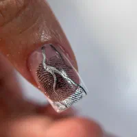 خدمات و آموزش کاشت ناخن