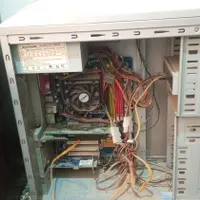 کیس کامپیوتر به همراه کارت های داخلش