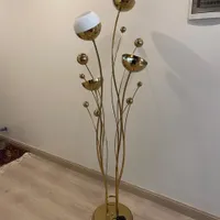 اباژور کنار سالنی طلایی و سفید