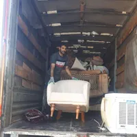 کارگر حمل اثاثیه منزل