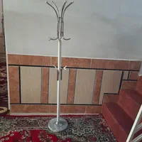 چوب‌لباسی ایستاده