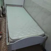 تخت تمیز درحد نو با تشک رویال فنری