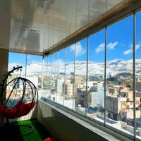 بالکن. شیشه ای آشپزخانه. کثیف