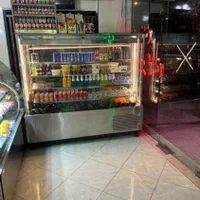 یک نفر اقا همکاری درساندویج وسیب زمینیتخم مرغ