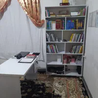 کتابخانه و میز