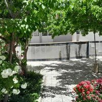 خانه ویلائی با حیاط بزرگ نزدیک تفرجگاه آبشار|اجارهٔ کوتاه‌مدت ویلا و باغ|سمیرم, |دیوار