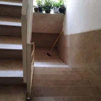 نظافتچی راه پله هستم