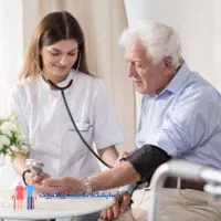 پرستار نگهداری از خانم پیر سالمند