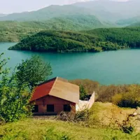 کلبه ویلایی مشرف به سد لفور