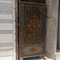 کارآموز جوشکاری در کارگاه درب وپنجره اهنی