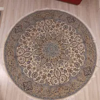 یک جفت فرش گرد. ماشینی به قطر ۱و نیم