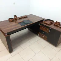 میز اداری مدیریتی با کمد ال برند امگا|مبلمان اداری|شیراز, آبیاری|دیوار