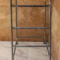 چهار پایه آهنی قدیمی سالم