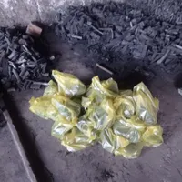 کارگر برای تولید ذغال با کوره صنعتی