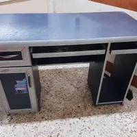 تعدادی وسایل میز تحریر بوفه و تلویزیون