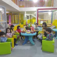 نگهداری ساعتی همراه با بازی های متنوع از کودکان