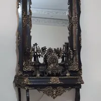 آینه و میز چوبی شمعدان و ساعت فلزی