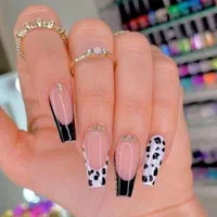 آموزش وخدمات کاشت ناخن فقط 2900