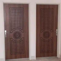 درب چوبی با کف پهن و قفل دستگیره.