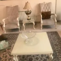 یک دست مبل ۷ نفره کلاسیک و یک نهارخوری ۸ نفره و