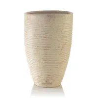 تعدادی گلدان در ابعاد مختلف
