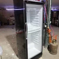 یخچال نوشیدنی مشکی و فریزر