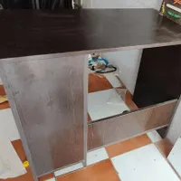 میز پیشخوان و کامپیوتر